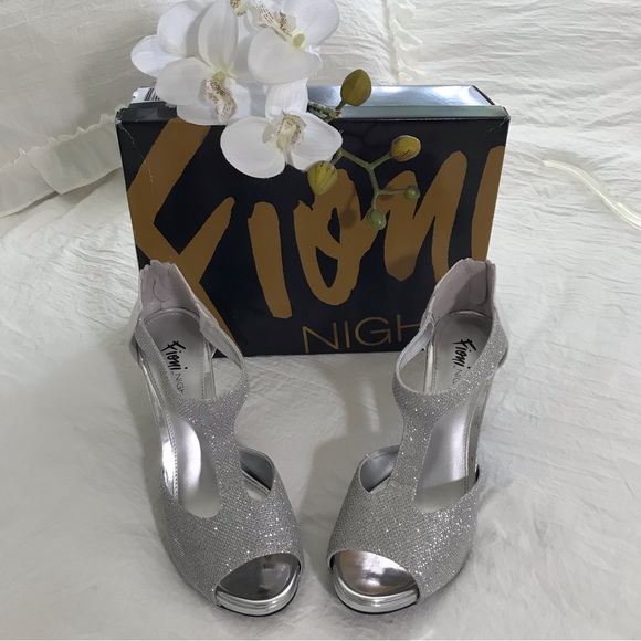 FIONI Clothing Shoes - FIONI NIGHT 4 inch high heels, silver, size 7.5, single use.